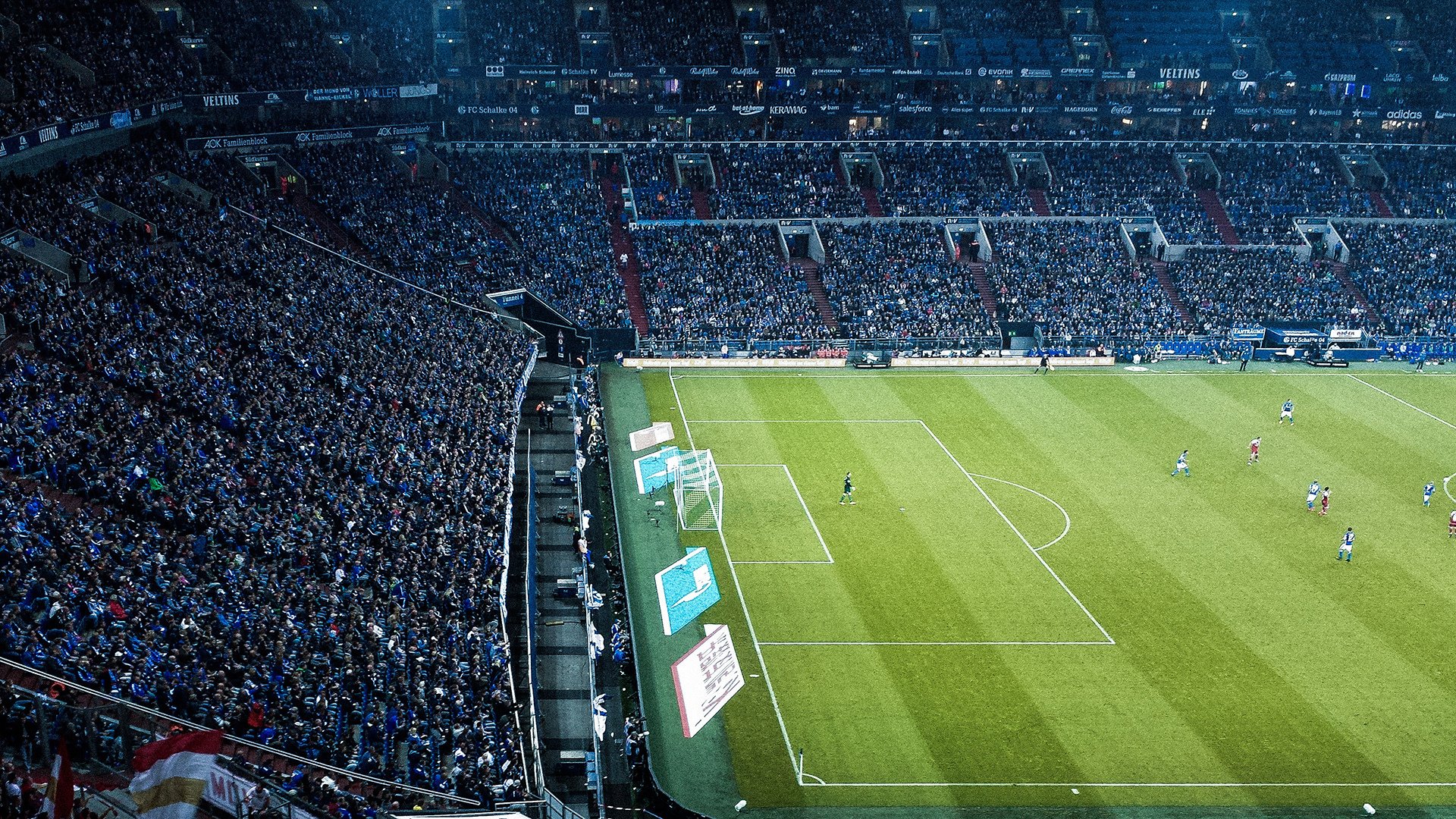 米兰体育登录入口官网-英超裁判吹罚标准演变对犯规判定的影响分析，足球比赛裁判吹哨规则视频