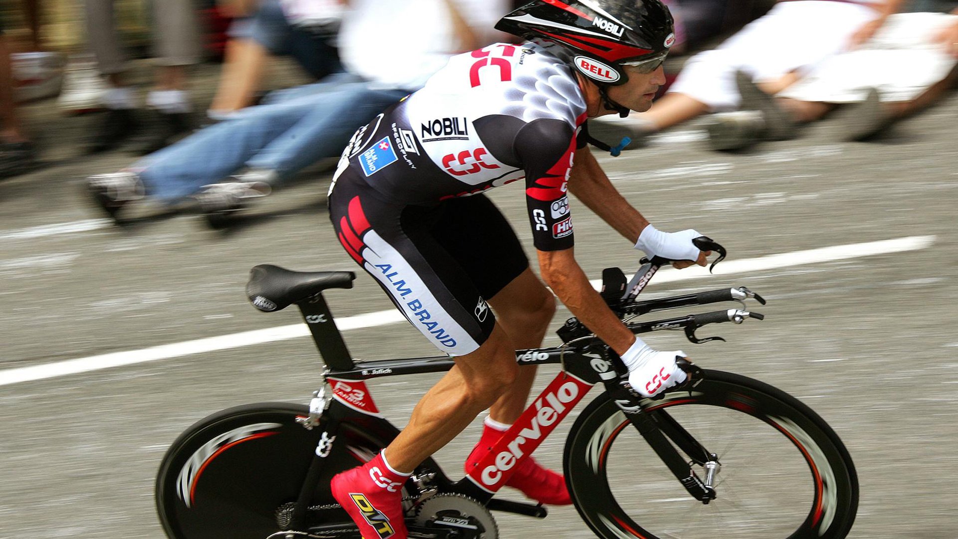 游泳比赛不断刷新个人最佳成绩